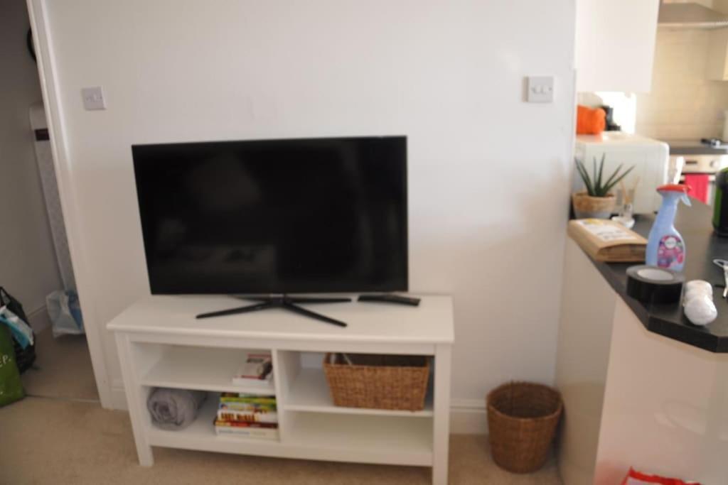 Modern Flat With Island Views In Heart Of テンビー エクステリア 写真