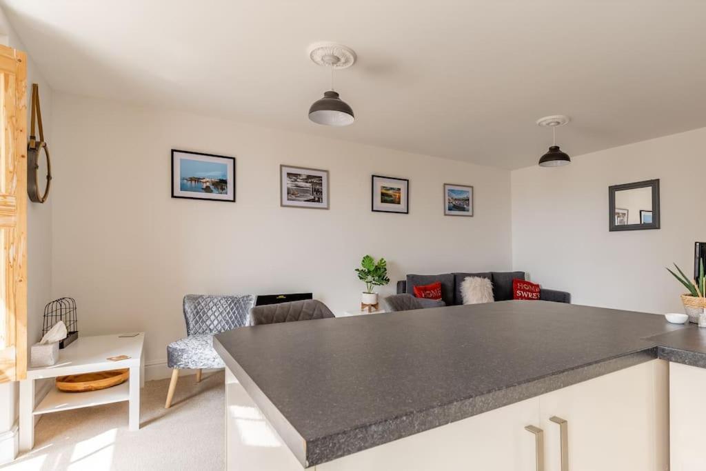 Modern Flat With Island Views In Heart Of テンビー エクステリア 写真