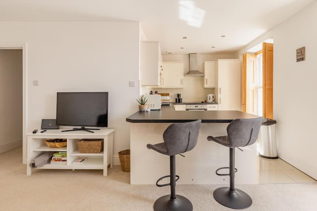 Modern Flat With Island Views In Heart Of テンビー エクステリア 写真