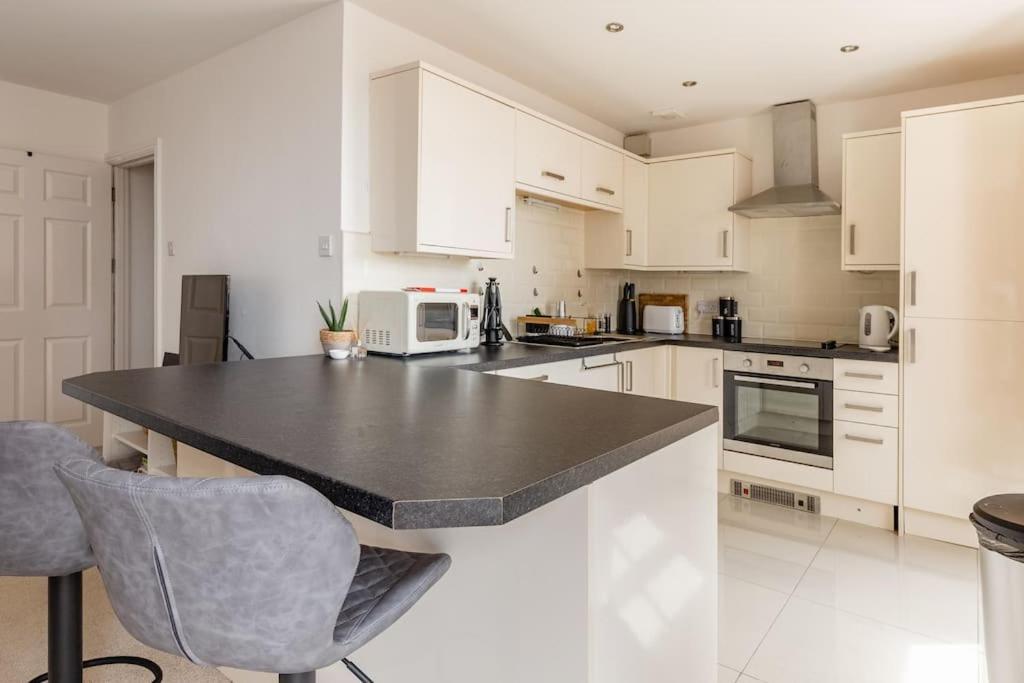 Modern Flat With Island Views In Heart Of テンビー エクステリア 写真